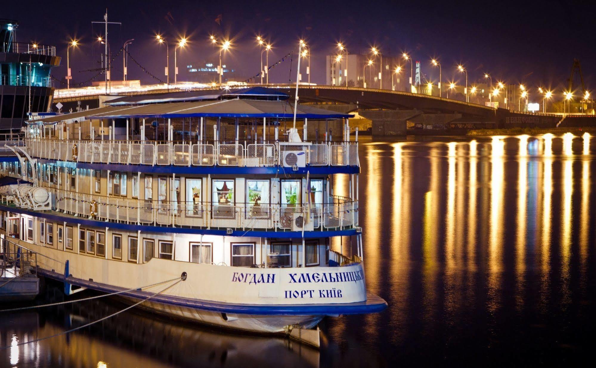 Hotel Bogdan Khmelnytskyi Kyjev Exteriér fotografie